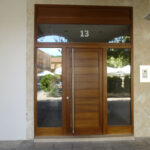 Puerta entrada de madera
